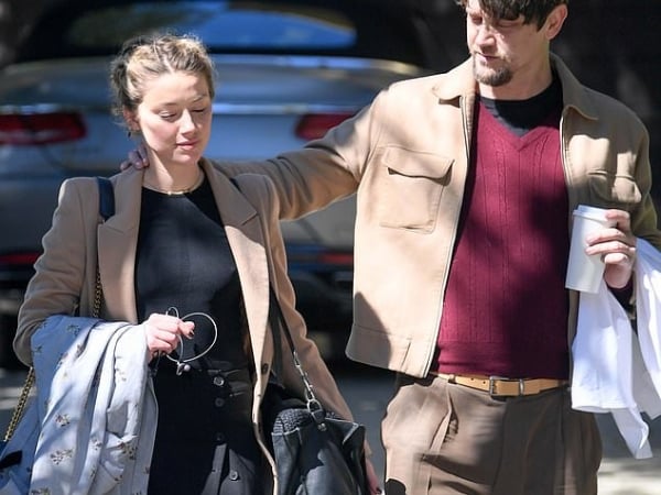 換男友速度快！水行俠「梅拉」Amber Heard 熱吻公開新戀情　這次對象竟是《牠》導演！