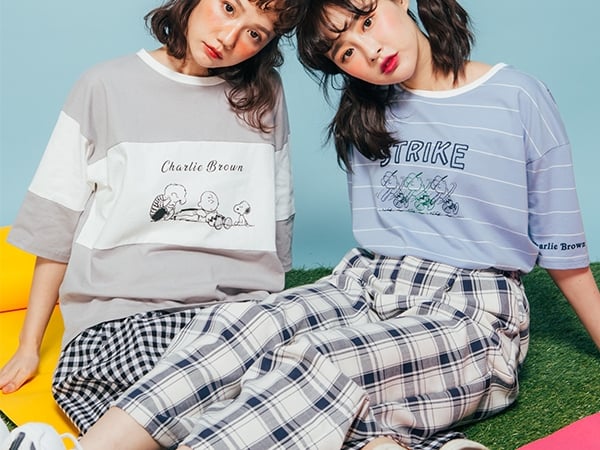 來自【 花生漫畫 / PEANUTS 】最純真的小男孩!跟著 QUEEN SHOP 一起闖入 Charlie Brown 查理‧布朗的世界,創造充滿幸福感的生活 !