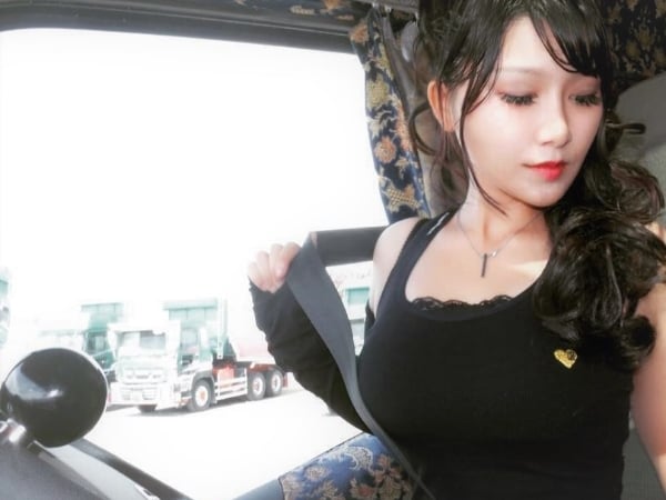 【野生抓正妹❤】好想上車！這位擁有「F 罩杯+螞蟻腰」巨乳辣妹　竟是大卡車司機！？