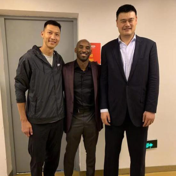 站在他旁邊都顯矮！Kobe Bryant 與姚明、易建聯合照　網友驚：老大瞬間看起來嬌小好多！