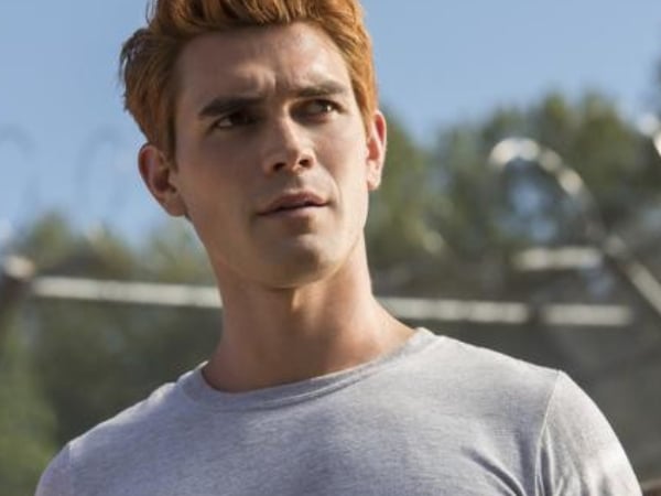 美劇《河谷鎮》鮮肉擔當！紐西蘭演員「KJ Apa」濃眉大眼＋冰塊盒腹肌超犯規！