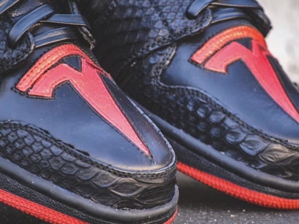 連真實版鋼鐵人 Elon Musk 都上腳了！Air Jordan 1 「Tesla」版本曝光　網：「這 logo 太誘人！」