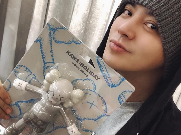 【Ｊ個稀好貨】《KAWS：HOLIDAY》香港站周邊除了小豬手上這尊公仔外 限量 2000 組的「絨毛版本」KAWS 也值得一搶！
