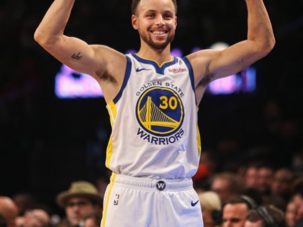 最狂射手！Curry 本季三分球總數正式突破 300 顆　生涯第 3 度達成 NBA 歷史第一人！