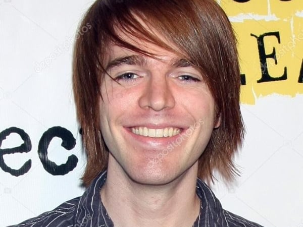 記得 YouTuber 美國網紅始祖 Shane Dawson 嗎？30 歲的他向男友下跪求婚了！
