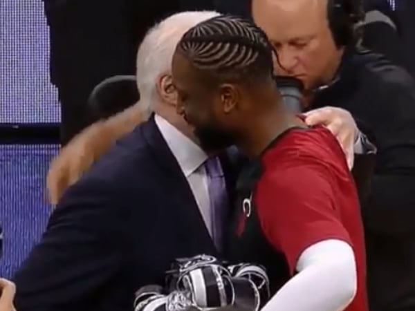 時代的眼淚！Wade 最後一次來到馬刺主場　波波教練給予深情擁抱還準備一份「GDP」球衣大禮！