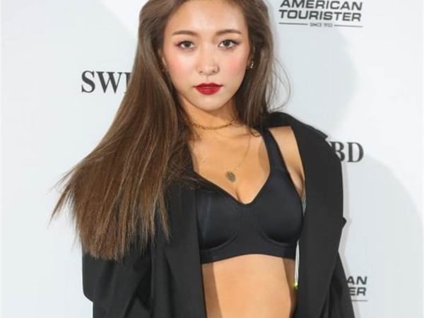 10度照穿內衣！女星胸前大開秀長腿馬甲線