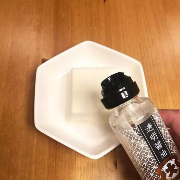 日本百年醬油廠推「透明醬油」！讓滷肉飯醬汁、生魚片沾醬通通變透明