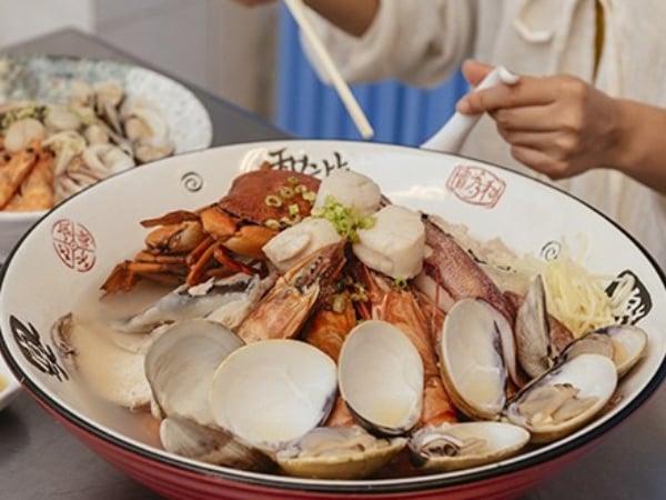 用臉盆吃粥？台南獨有巨無霸海鮮飯湯霸氣上桌