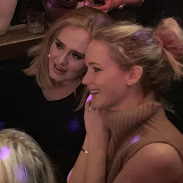 喝到茫！珍妮佛勞倫斯和 Adele 驚喜夜闖同志酒吧　兩大女星現場拚酒玩超嗨！