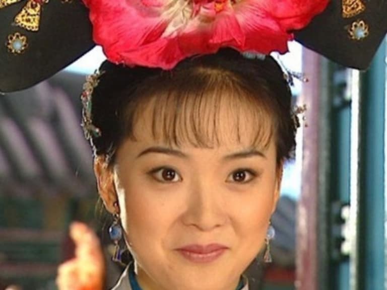 晴兒怎麼都沒變老？晴格格、老佛爺再聚首重現經典橋段，加碼 48 歲「王艷」的凍齡秘訣！