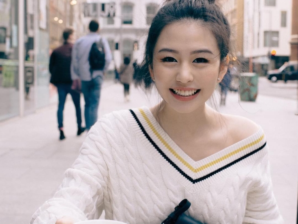 辣度不輸當年邱淑貞！19 歲女兒沈月靠「這 2 招」穿出質感＋性感！網友：覺得戀愛了⋯