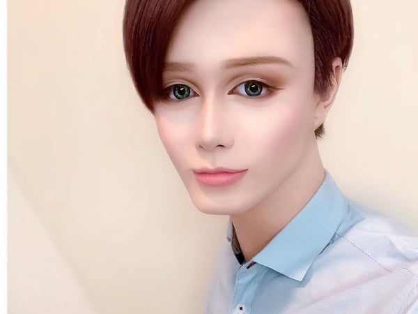 混血臉是「畫出來的」！日本真人版肯尼曬素顏照教化妝　網友：「好像真的沒整形⋯」