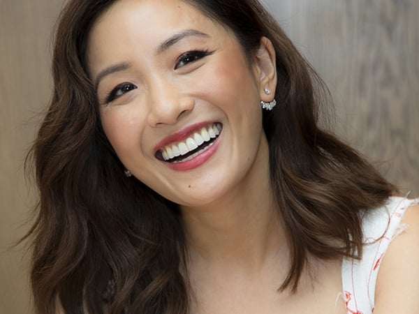 《瘋狂亞洲富豪》吳恬敏變身脫衣舞女郎 新片「露肚辣妹造型」嚇壞粉絲：「這不是瑞秋！」