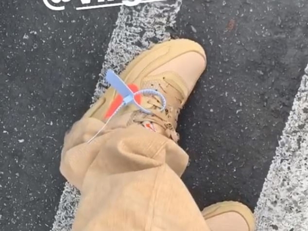 吐槽 Off-White 設計!小賈斯汀穿潮鞋被警察攔下 質問「你這雙鞋上怎麼有防盜鎖?」