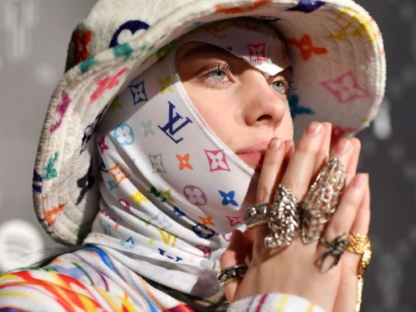 樂壇最大勢的怪怪美少女！Billie Eilish 超猛浮誇穿搭　露骨嗆聲「穿 Vans 的男人下面一定小」！