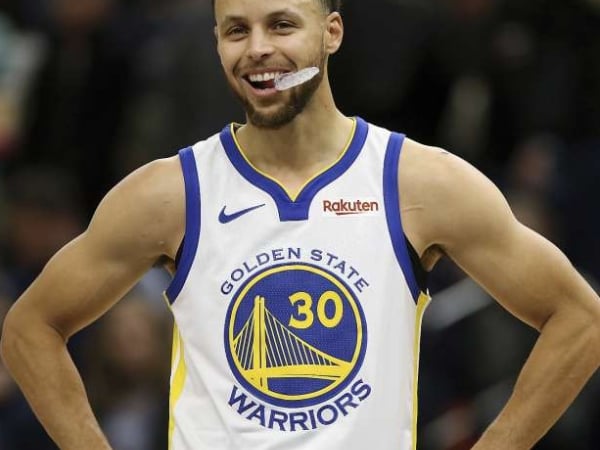 這你敢信？Curry 自曝最近才終於戴上「隱形眼鏡」打球：「我覺得整個世界變得更開闊了！」