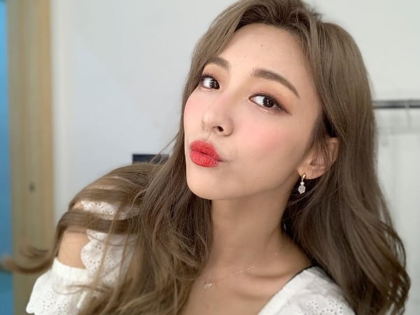 誰說白皙才叫美～F(x) Luna 曬蕾絲吊帶泳裝照 「火辣曲線、性感古銅肌」網民驚呆！