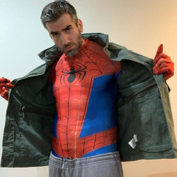 神還原！男子 Cosplay《蜘蛛人：新宇宙》中年肥肚版彼得帕克　網友狂讚：灰色棉褲太傳神了！
