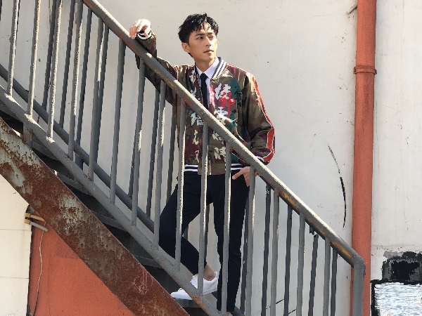 型男主播 『卡馬先生』 身著 JUST IN XX 前進上海時裝周 網友：「 帥翻上海灘！」