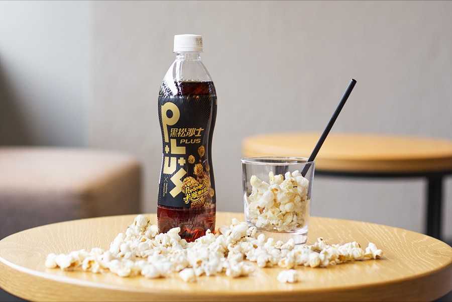 獵奇汽水口味大 PK！「焦糖爆米花沙士」、「咖啡可樂」全新上市　網友：口感有點難想像⋯