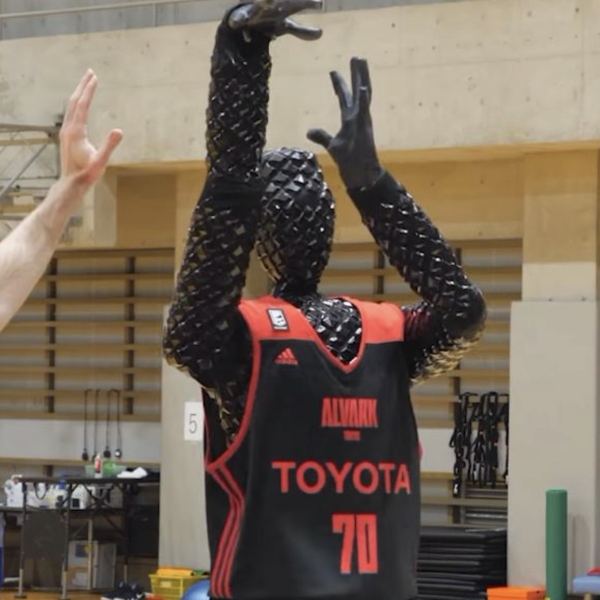 Curry要緊張了！日本研發投籃機器人「CUE 3」 半場輕鬆投進大號三分球全場讚嘆