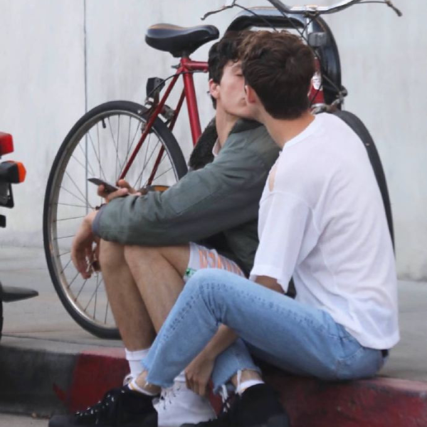 月底來台灣！Troye Sivan 與男友相見在街頭擁吻　融化粉絲：唯美宛如是電影情節！