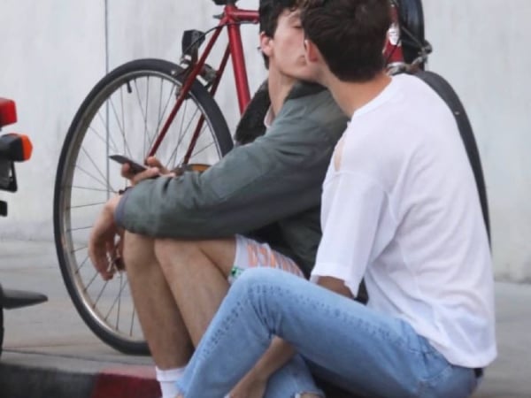 月底來台灣！Troye Sivan 與男友相見在街頭擁吻　融化粉絲：唯美宛如是電影情節！