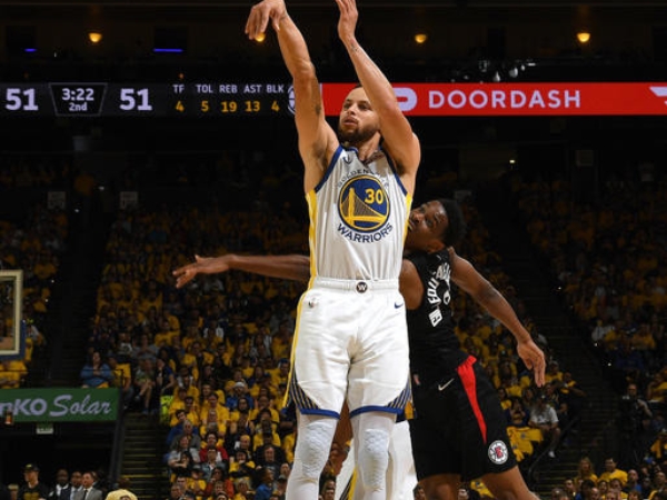 大暴走！Curry 狂飆 38 分 15 籃板 7 助攻粉碎快艇　打破雷槍紀錄成為 NBA 季後賽三分球之王！