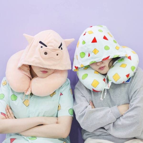 韓國推出《蠟筆小新》連帽頸枕！讓你走到哪就睡到哪～