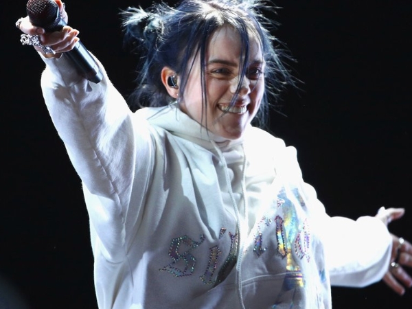 17 歲 Billie Eilish 首度登台 Coachella 音樂節就忘詞 「即興反應」率真到令歌迷大笑!