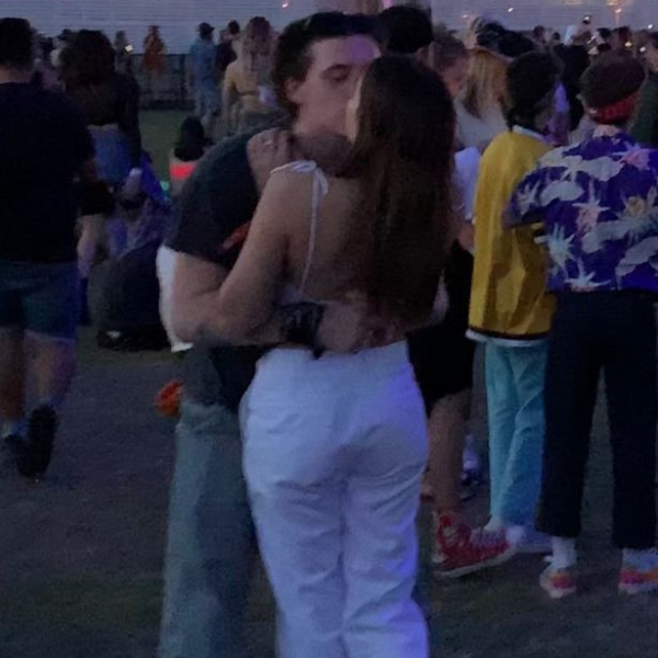 布魯克林與小模女友「忘情激吻、手摸臀」全被拍　網友：「Coachella 最美的風景？！」
