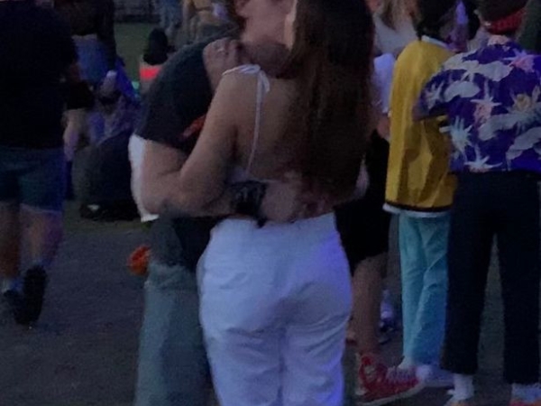 布魯克林與小模女友「忘情激吻、手摸臀」全被拍　網友：「Coachella 最美的風景？！」