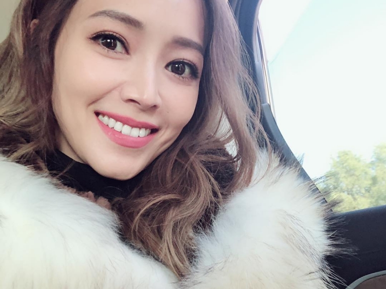 侯佩岑「辣腿＋香肩」秀一百億珠寶：「我們應該打開眼界接受不一樣的顏色！」