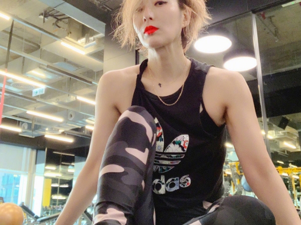 鄭秀文素顏竟然飄出「嬰兒肌」！全靠「這 2 點」從內美到外～
