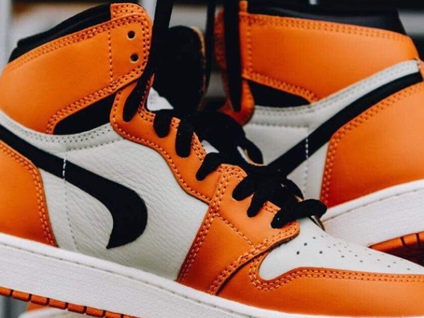 機率比中樂透還低！因製作過程出錯而呈現倒轉 Swoosh 的 Air Jordan 1 竟成了「史上最貴」的鞋款？