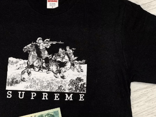 又陷抄襲風波！ Supreme 這次的「致敬」對象居然是「國小課本的插圖」？！