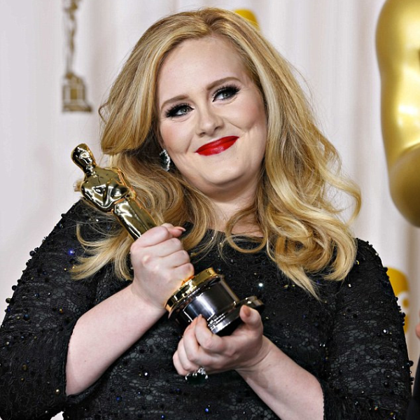 愛情長跑 7 年！英國歌后「愛黛兒」宣布與老公離婚　兩人低調育有 1 個兒子！