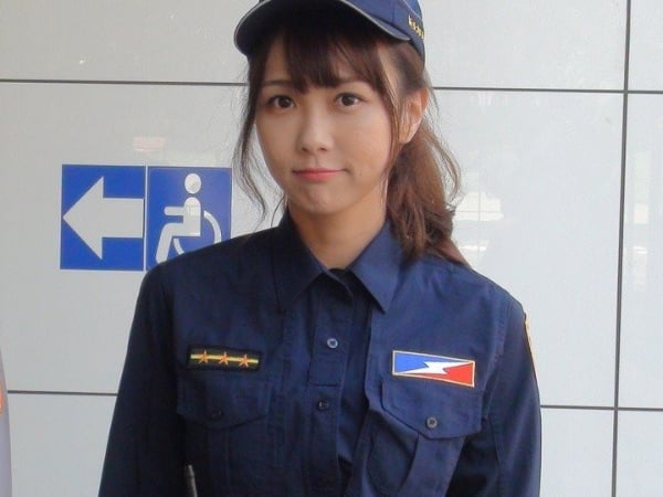 【野生抓正妹❤】神似三上悠亞！警察制服全面換新介紹片驚見「天菜女警」　網友：想被上銬....
