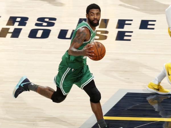 季後賽首輪系列戰搶先聽牌!Kyrie Irving 腳踩「平價 Air Jordan 1」現身球員通道