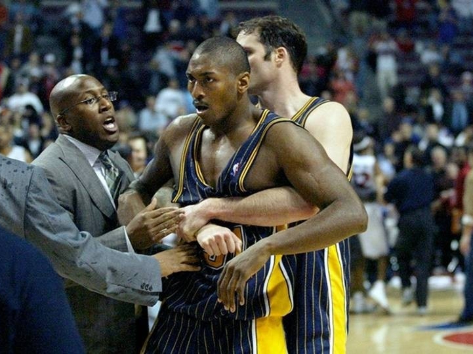 先幫他叫輛救護車！盤點 6 位 NBA 史上「最不能惹的打架對象」