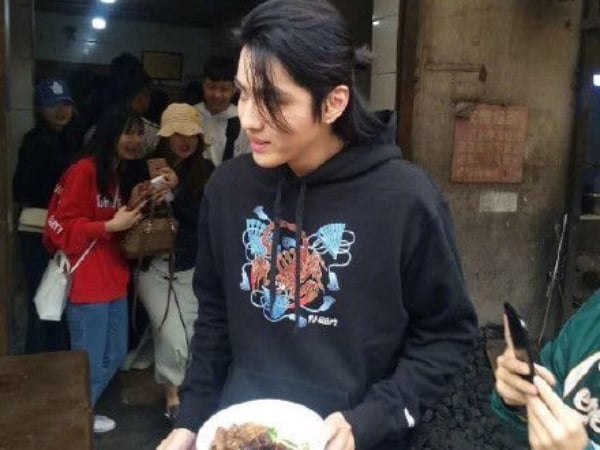 一切都是套路？吳亦凡路邊吃大碗寬麵被認出　霸氣喊：「全店我買單！」