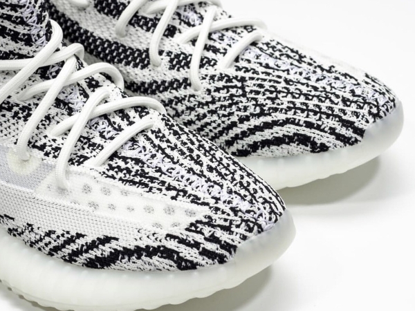 橫空出世！YEEZY BOOST 350 斑馬竟出現「 Sample 」版本　網友：「側邊簍空太銷魂了」