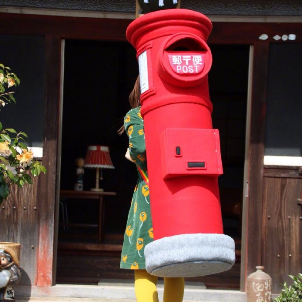 你敢挑戰背上街嗎？日本推出超浮誇巨大「郵筒背包」　網友笑翻：超有病但我喜歡！
