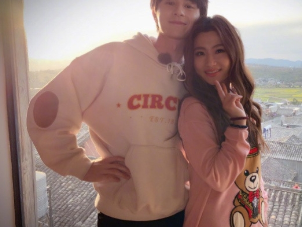 告白後首度現身! Selina 身著 Max Mara 小露香肩自信回應:「先愛自己才能勇敢愛人,並享受被愛!」