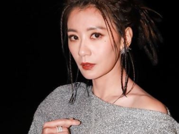 賈靜雯下身失蹤辣曬白皙纖腿! PO 文曝想念《與惡》劇組