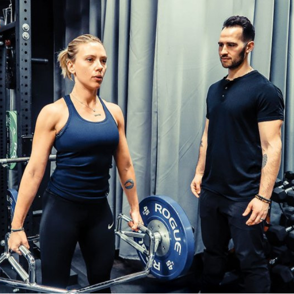 史嘉蕾喬韓森曝光為《復仇者聯盟 4》進健身房　展現出「黑寡婦」女性的強壯肌肉線條！