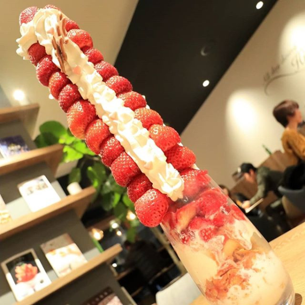 超浮誇！日本這家餐廳特製的「草莓登山聖代」　堆得跟小山一樣高的草莓太欠吃啦！
