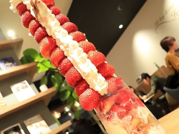 超浮誇！日本這家餐廳特製的「草莓登山聖代」　堆得跟小山一樣高的草莓太欠吃啦！