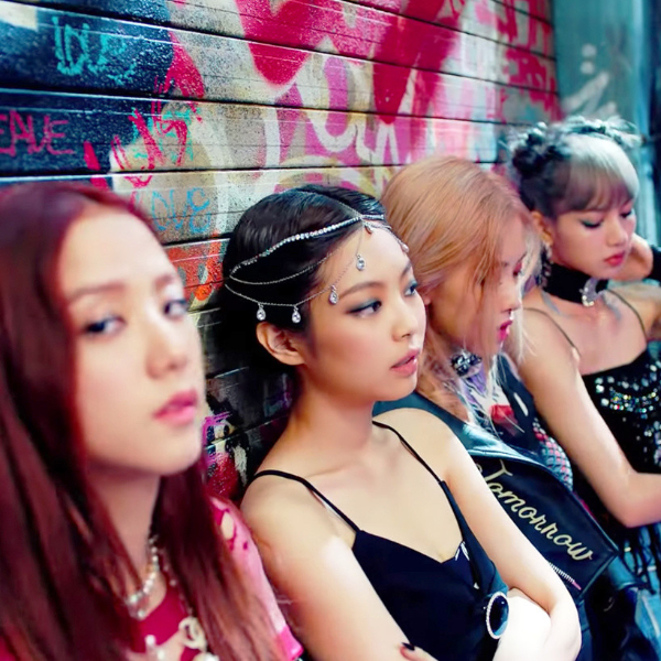 Jennie 演唱會上想拿粉絲手機自拍「伸手突縮回」　原因曝光網友讚：也太敬業了吧！